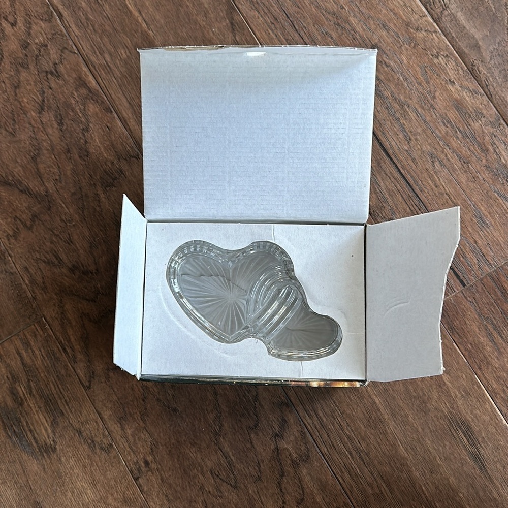 ✨ Vintage Crystal Double-Heart Trinket Dish — A Little Romance in Glass ✨ - Picture 5 of 6